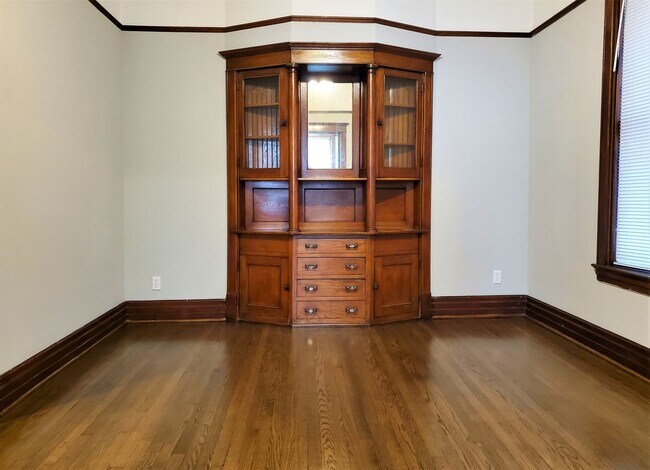 Building Photo - Wrigleyville - Updated 2-Bdrm + Den / 1-Ba...