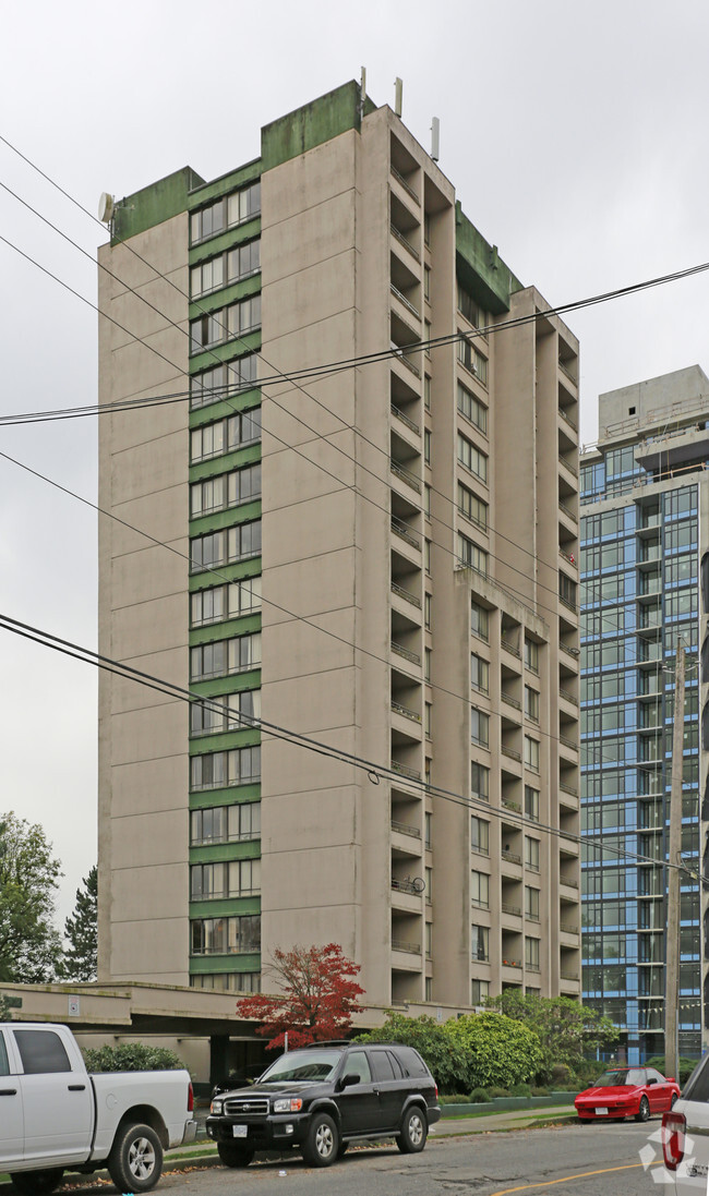 Building Photo - Skyline Towers