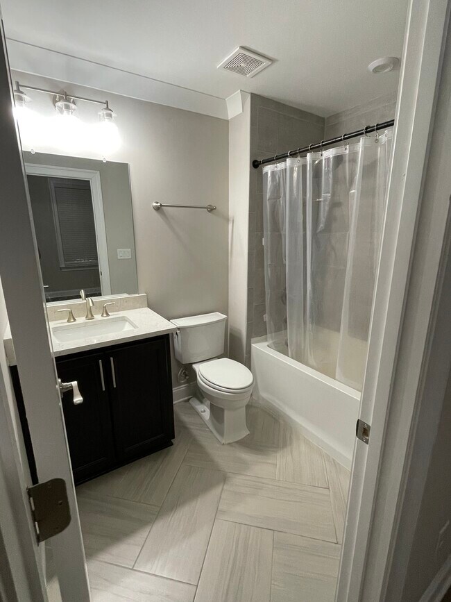 Baño de la planta baja - 707 Brennan Dr