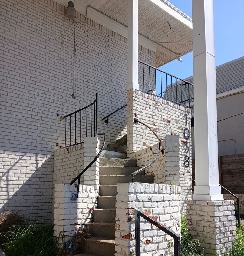 Primary Photo - Comepletely Remolded 1 bedroom Apartments ...