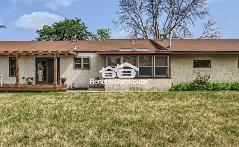 Primary Photo - 215 E Old Shakopee Rd