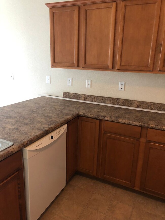 Building Photo - Nice 2bd/2.5bth Townhome in the desirable ...