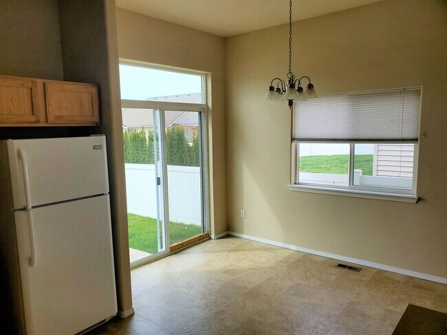 Building Photo - Bright and Welcoming 3 BR/2 BA Five Mile R...