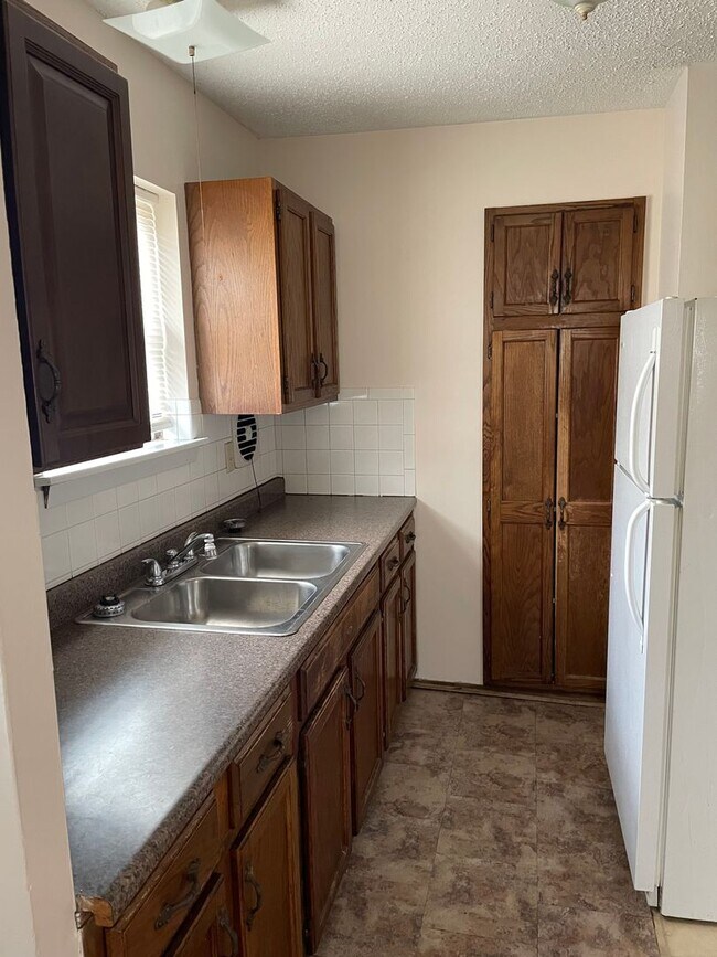 Building Photo - East Side 1 bedroom with hardwood floors