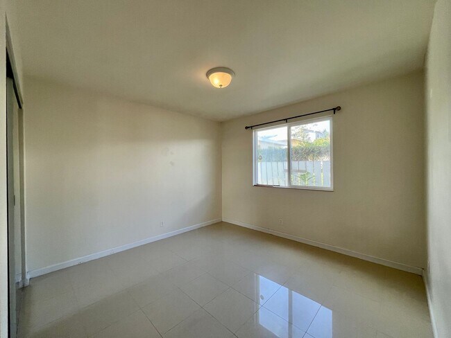 Foto del edificio - Liliha: 2 Bed, 1 Bath Duplex Unit, Utiliti...