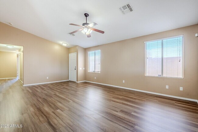 Foto del edificio - 2117 W Renaissance Ave