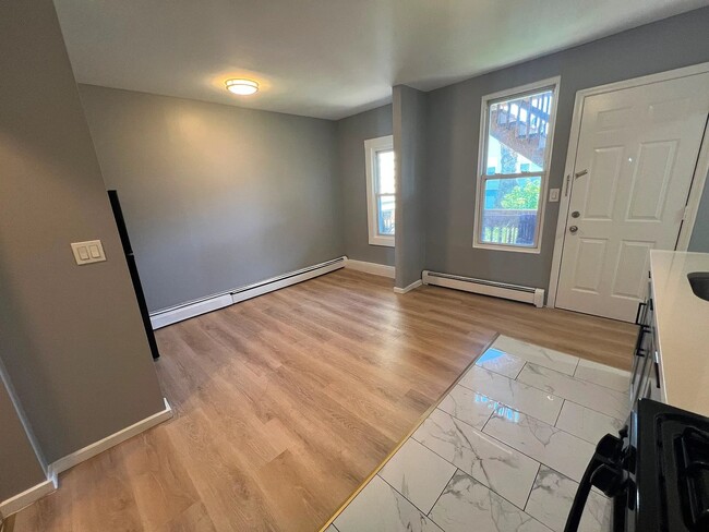 Building Photo - 542 River St