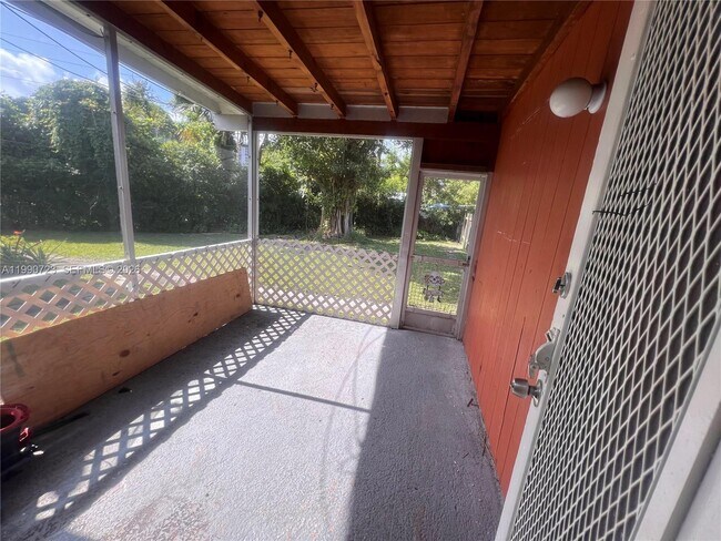 Foto del edificio - 2210 NE 170th St