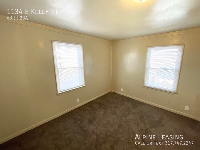 Foto del edificio - conveniently located around the corner fro...