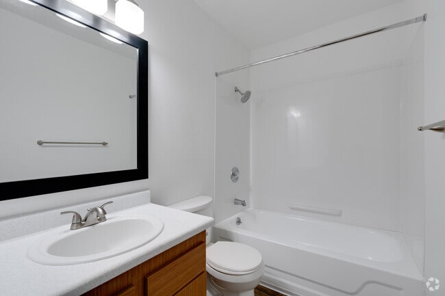 1BR, 1BA - 700SF - Bathroom - Parklane Apartments
