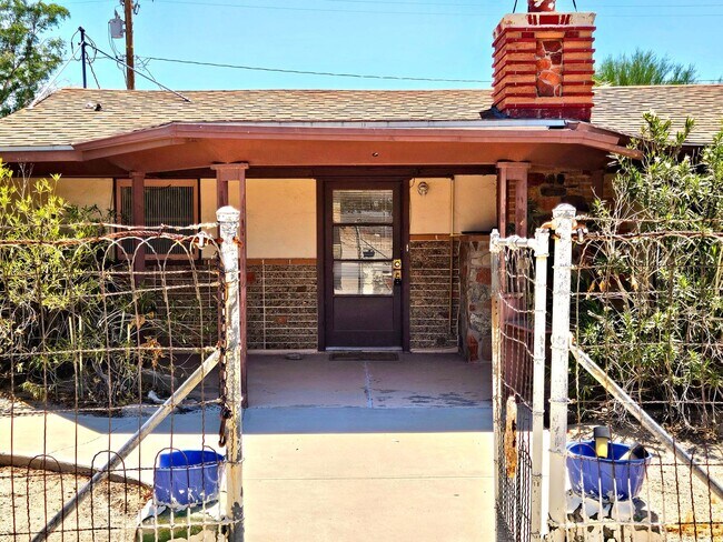 Building Photo - Charming Vintage Home