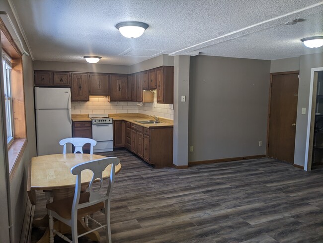 Kitchen/Dining - 115 Main St N