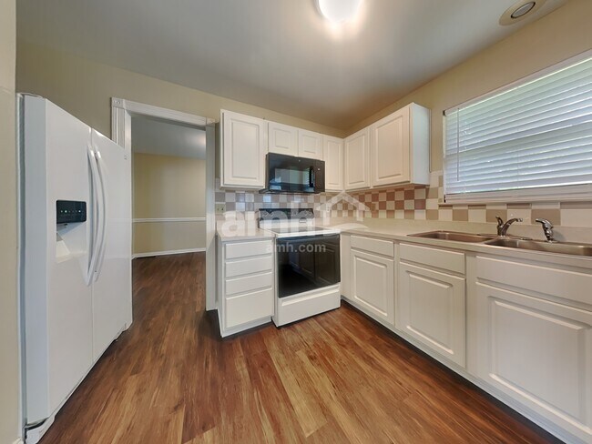Foto del edificio - 8420 Stratford Ct