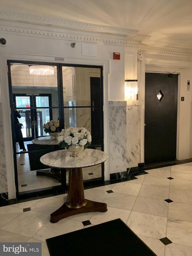 Building Photo - 2201 Chestnut St