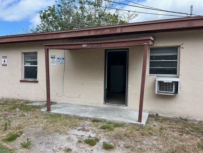 Building Photo - Cozy 2 Bedroom, 1 Bath Apartment in Charmi...