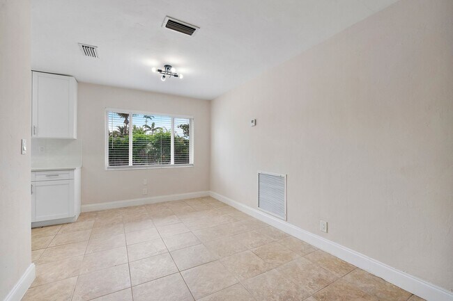 Building Photo - Spacious 3BD/2BA Home