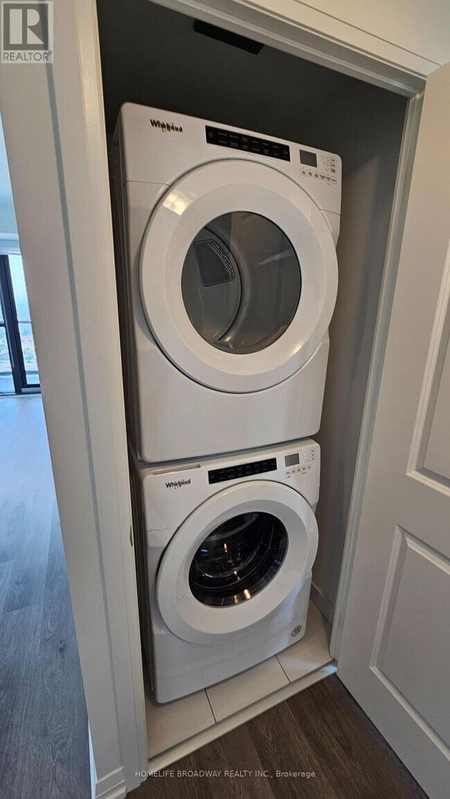 Building Photo - 325 Yorkland Blvd