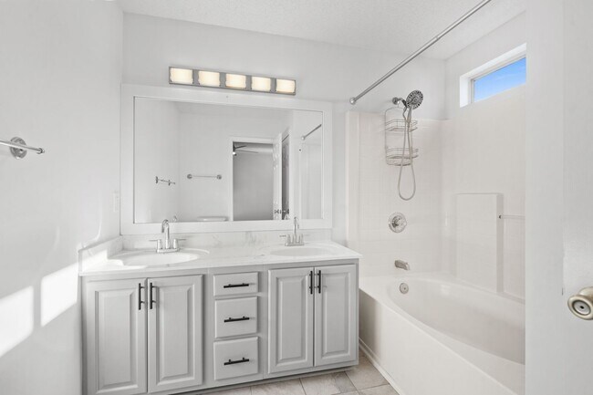 Foto del edificio - Gorgeous Totally Remodeled 3/3 w/ 2 Car Garage in Surfside-Small Dog Permitted