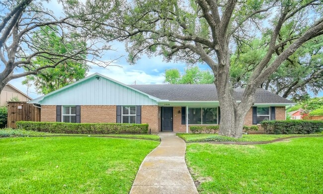 Building Photo - Polished Northwest Dallas home with quick North Tollway access
