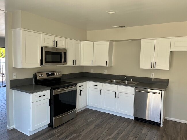 Foto del edificio - 3207 Crestline Rd