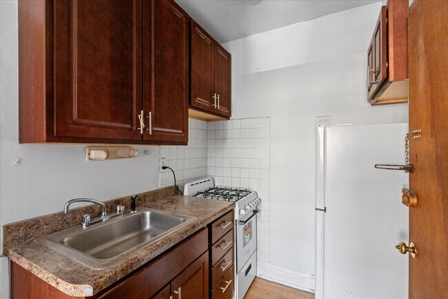 Foto del edificio - 656 W Oakdale Ave