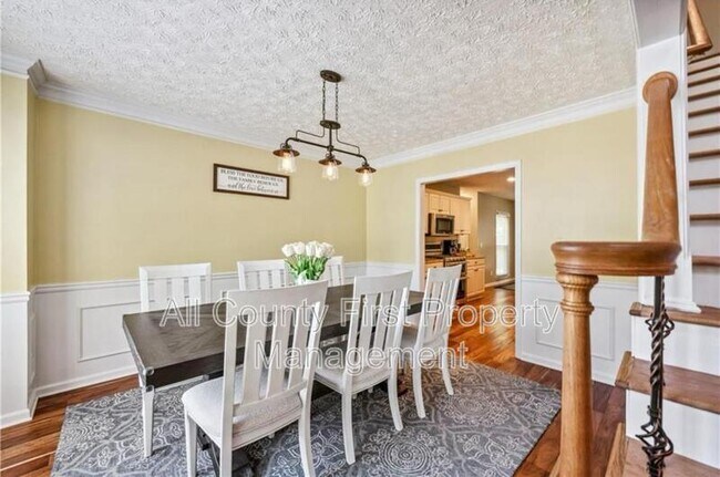 Photo - 2152 Marne Glen House