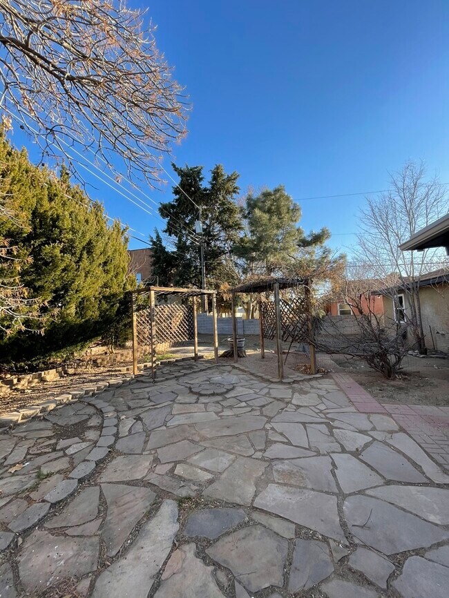 Building Photo - 3704 Glorieta St NE