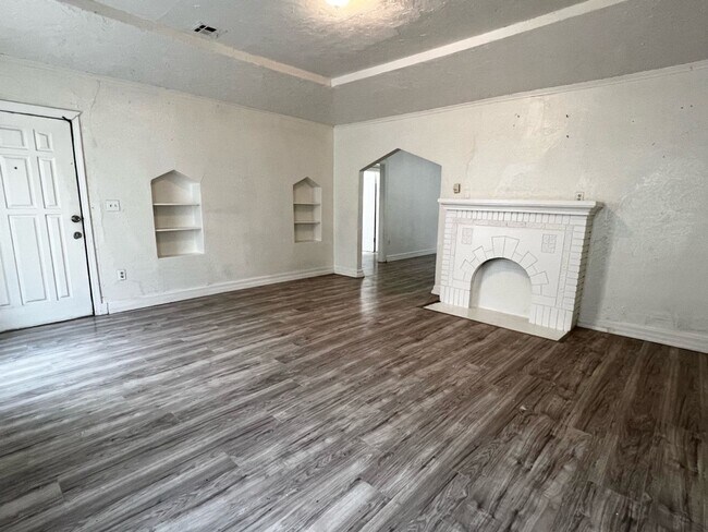 Foto del edificio - Huge 2 bed 1 bath