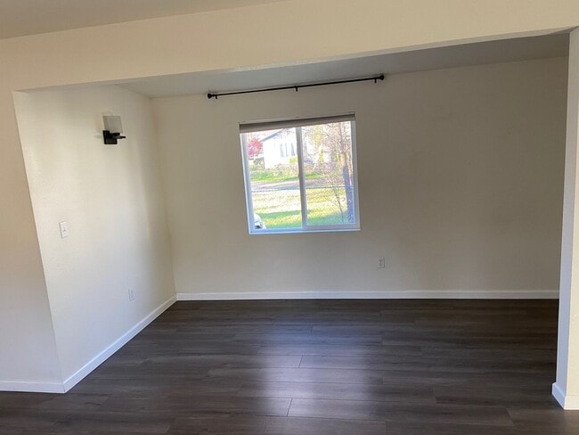 Building Photo - CUTE 2 BED 1 BATH HOUSE IN THE COUNTRY OAKS SUBDIVISION