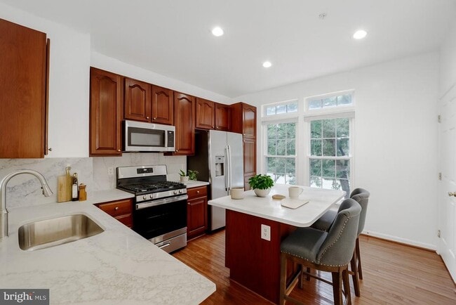 Building Photo - 2737 Manhattan Pl