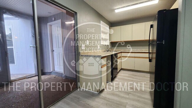 Foto del edificio - 4BR/2.5BA Tampa Home | Dual Kitchen Areas, Private Bedroom & Fresh Updates