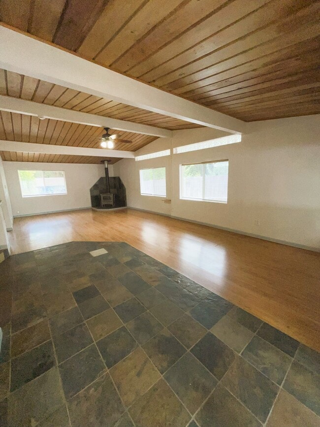 Building Photo - 3070 NW Paul Benjamin Rd