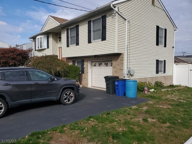 Building Photo - 18 Rosengren Ave