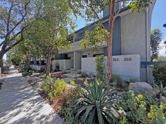 Building Photo - 355 S Marengo Ave