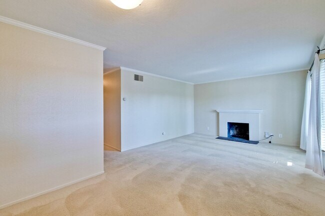 Building Photo - Excellent 4 bed 2.5 Bath Single Family Home!