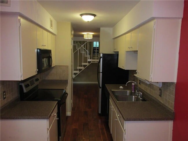 Building Photo - 6910 Hart Ln