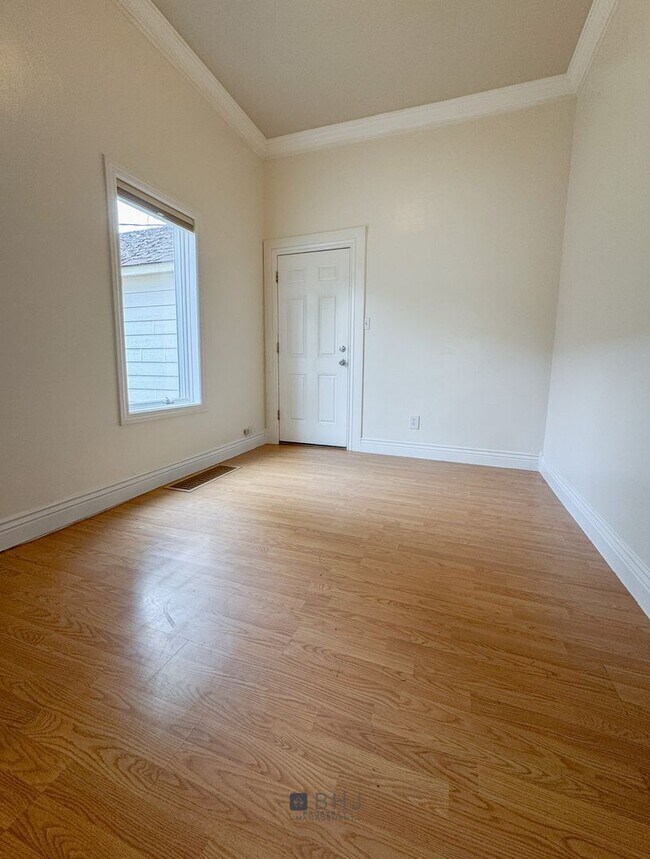 Building Photo - Dog Friendly 2 bed/ 1 bath HOUSE for Rent!
