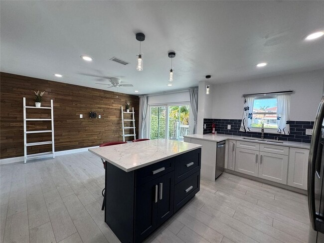 Foto del edificio - 7481 Santa Monica Dr