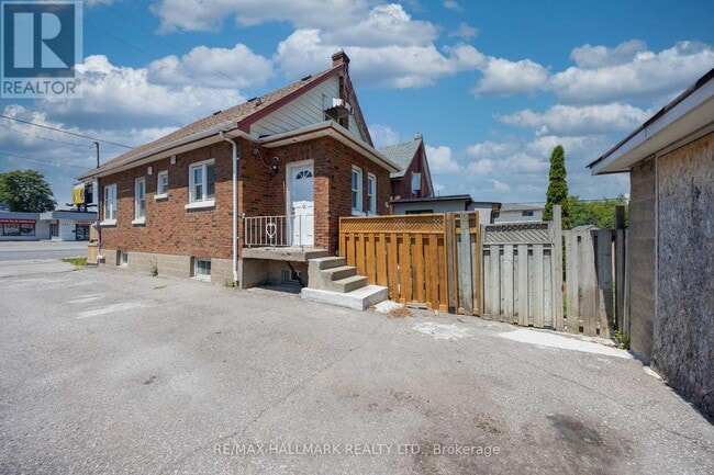 Building Photo - 559 Ritson Rd S