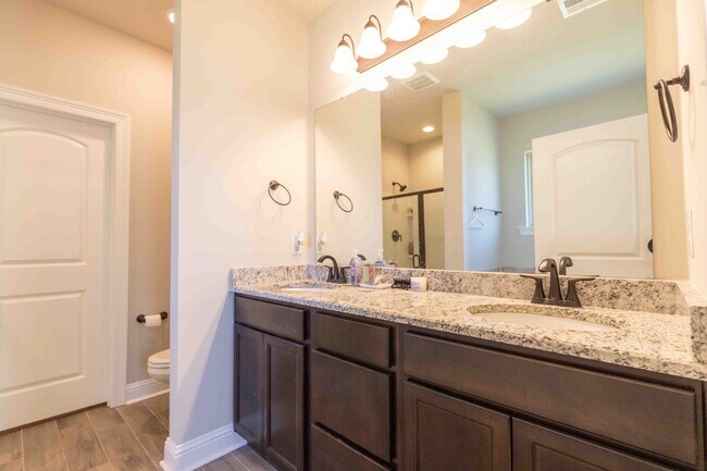 Foto del edificio - Beautiful 3 bed/2 bath home in Legacy Pointe