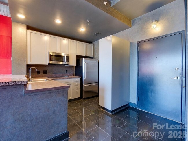 Building Photo - 710 W Trade St