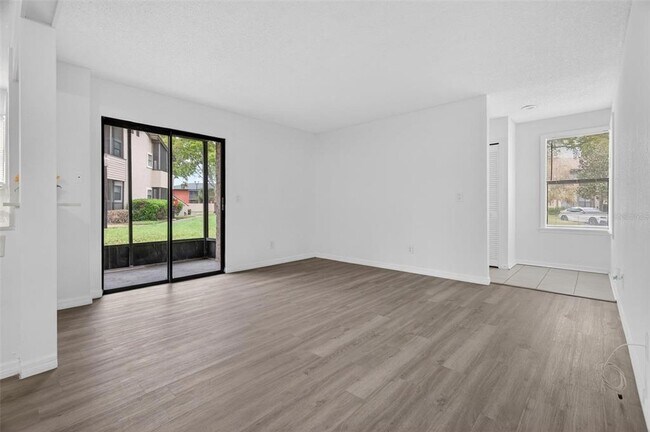 Foto del edificio - 2929 Antique Oaks Cir