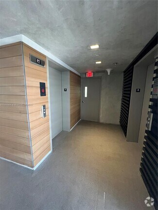 Building Photo - 9821 E Bay Harbor Dr