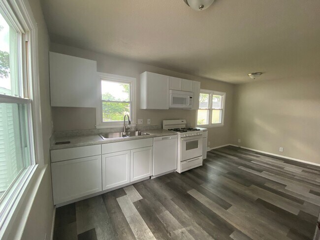 Building Photo - Updated 2 bedroom 1.5 bathroom home