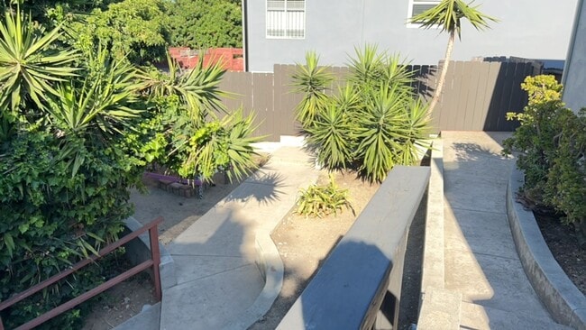 Building Photo - 5BD/2BA on Montezuma with Parking!!
