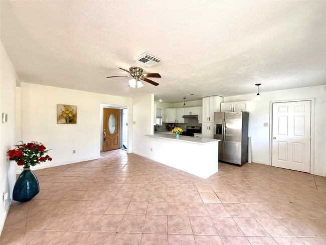 Foto del edificio - 9350 Guywood St