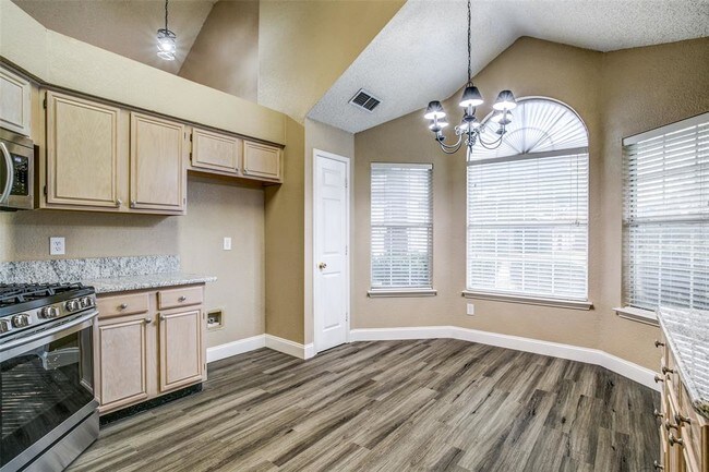 Building Photo - 608 Teakwood Dr