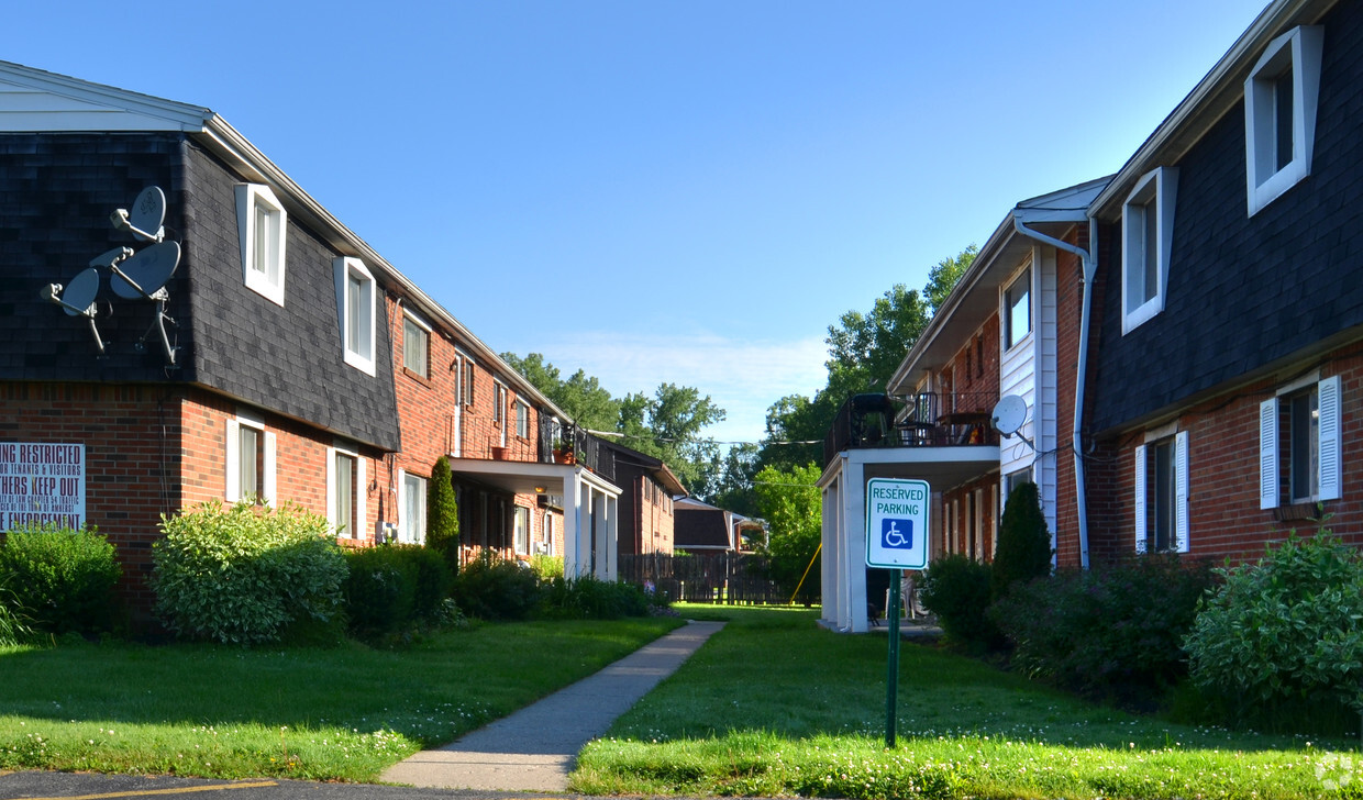 Building Photo - 101 Denrose Dr