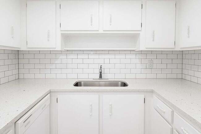Foto del edificio - 227 Castlewood Dr