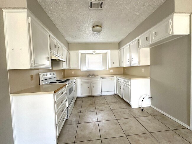 Foto del edificio - 3bed/2Bath Available 9/10